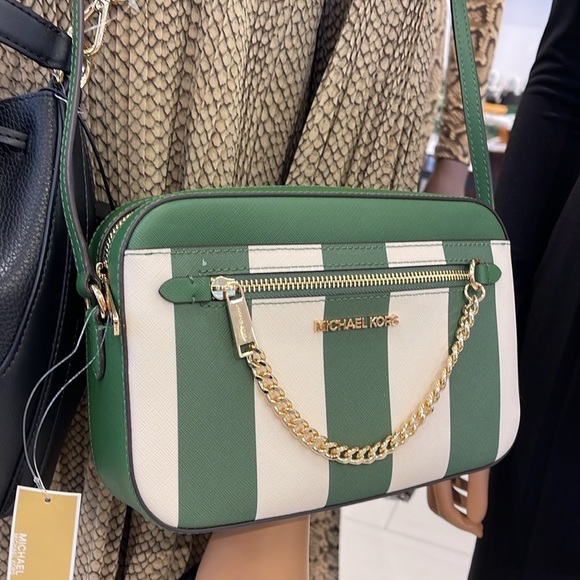 MICHAEL KORS
Jet Set Large EW Zip Chain XBody Saffiano Leather Crossbody Bag
NWT - Picture 3 of 16